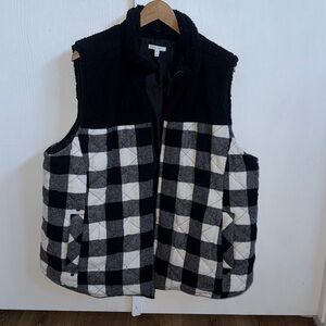 Maurices black and white plaid vest Size 2X